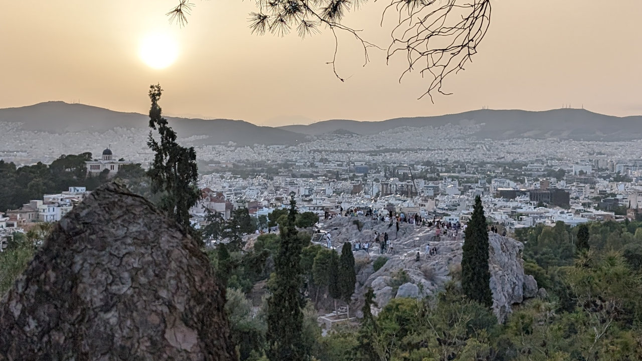Der Blick von der Akropolis auf den Areopag