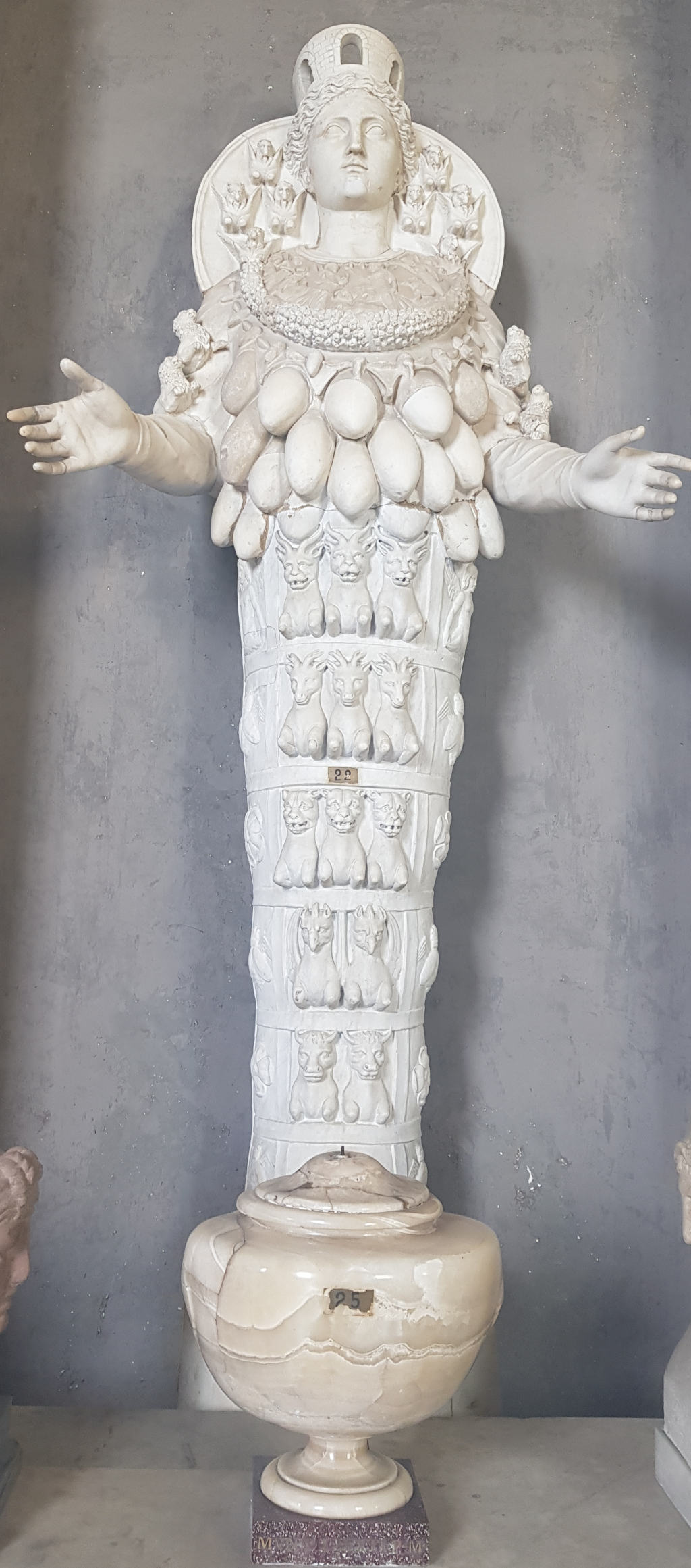 Nachbildung der Artemis Ephesos in den vatikanischen Museen.