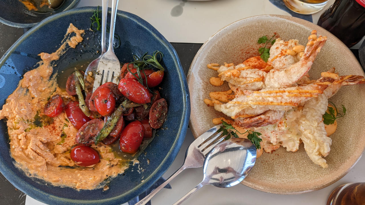 Fischgerichte und Salate zeichnen die griechische Küche in Attika unter anderem aus