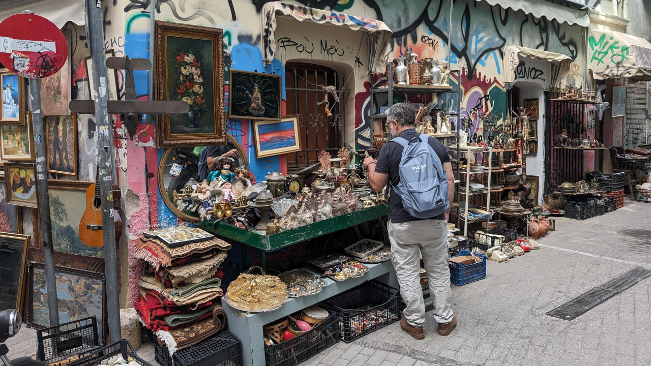 Der Monastiraki Flohmarkt ist immer Sonntags aber auch unter der Woche findet man feste Ladengeschäfte die Flohmark-Vibes versprühen und man auch dort das ein oder andere Souvenir finden kann