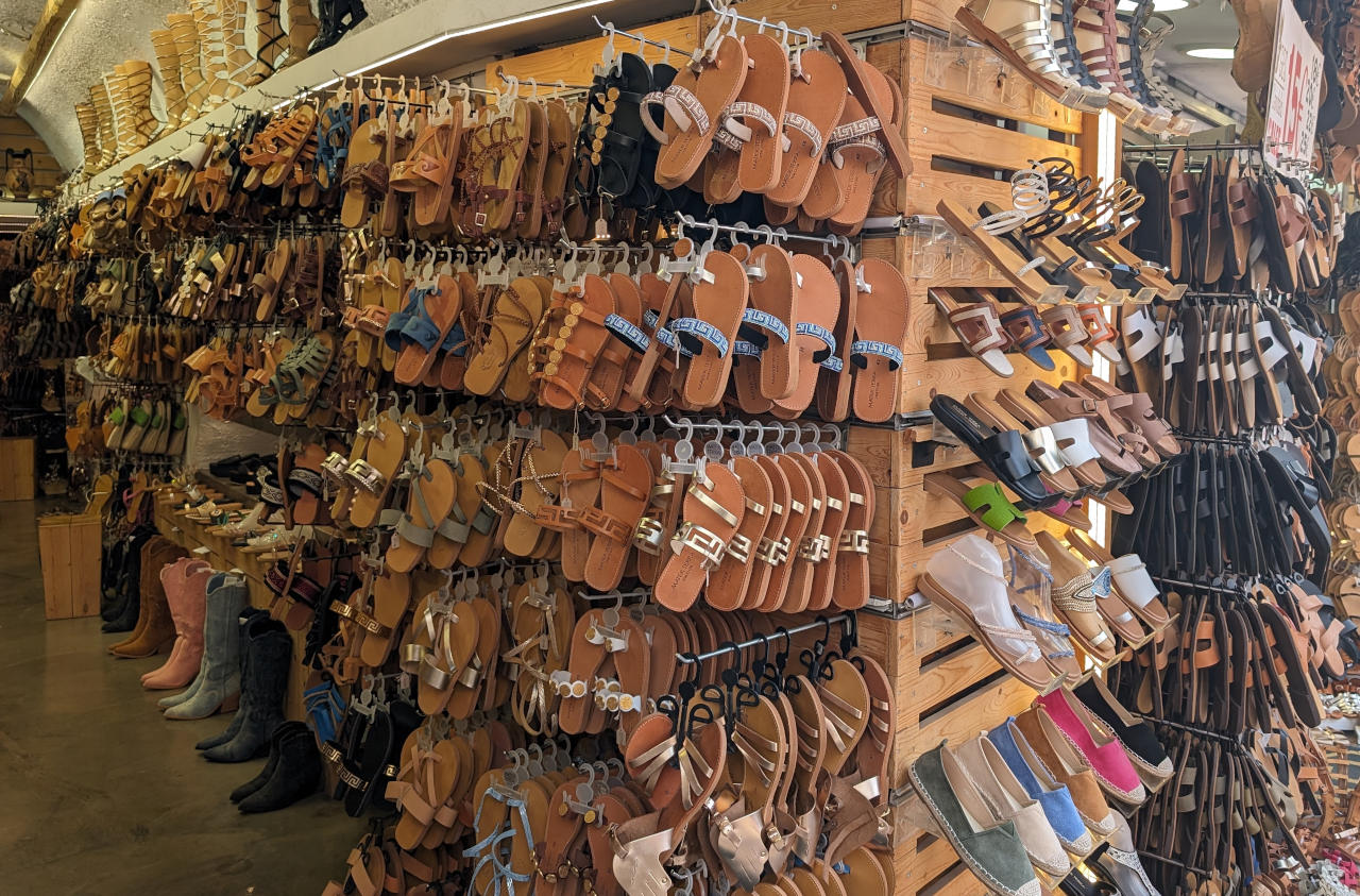 Sandalen findet man in Athen auch in den beliebten Touristengassen, man sollte aber darauf achten, dass sie auch wirklich handgemacht sind