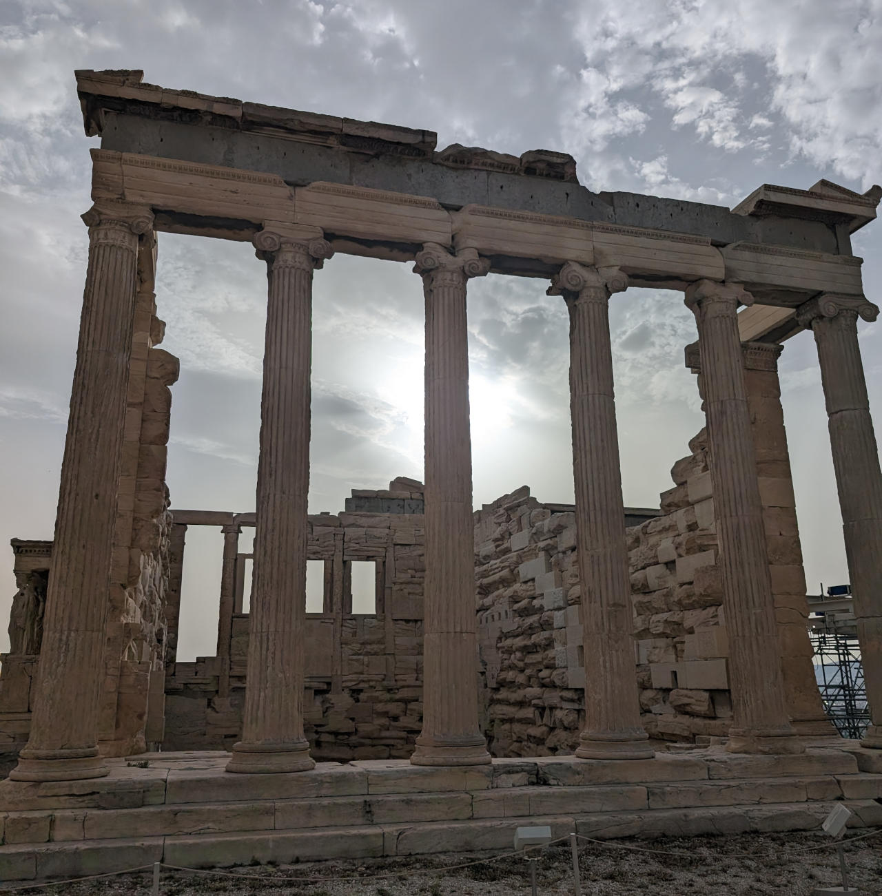 Durch die umfassenden Restaurierungen ist der Zustand des Erechtheion vergleichsweise gut