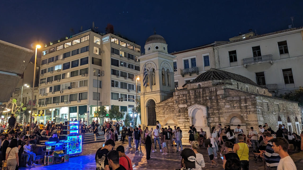 Der Monastiraki Platz ist auch Abends voller Leben