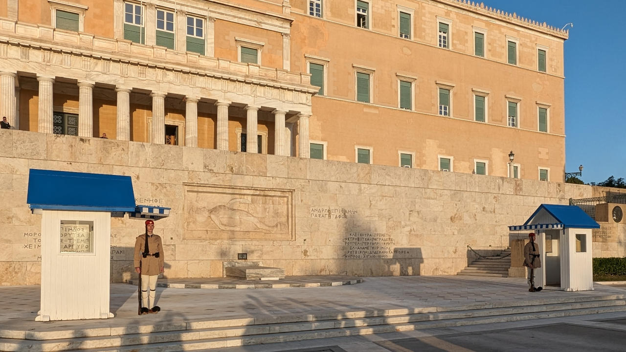 Das Parlament und seine traditionellen Wachen am Syntagma-Platz